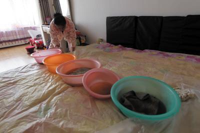 泰安楼上漏水，住户失联，小区没物管，业主维权难！律师来支招……